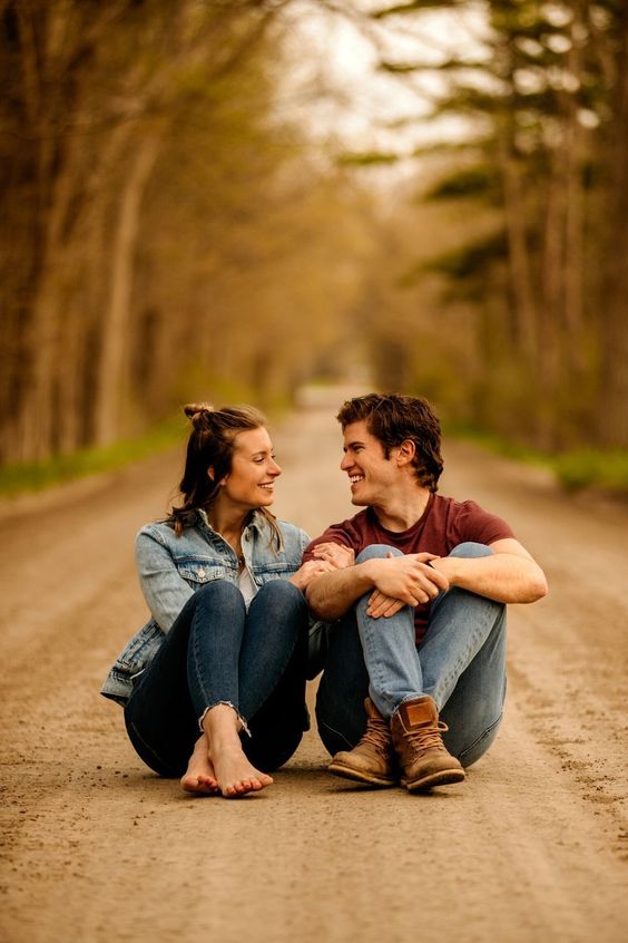 a-couple-photo-poses-in-jeans-2